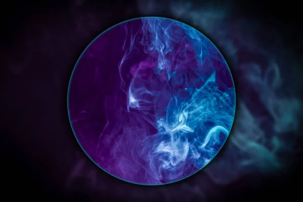 Крупный План Розовый Синий Дым Дуют Увеличительным Стеклом Черной Backgroun — стоковое фото