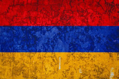 Eski duvarın arka planında Ermenistan 'ın Ulusal bayrağı soyma boya ile kaplıdır. Ülke, ulus ve vatanseverlik sembolü kavramı