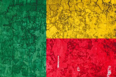 Eski duvarın arka planda Benin Ulusal bayrağı soyma boya ile kaplıdır. Ülke, ulus ve vatanseverlik sembolü kavramı