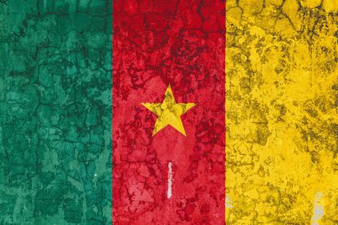 Eski duvar arka planda Kamerun Ulusal bayrağı soyma boya ile kaplıdır. Ülke, ulus ve vatanseverlik sembolü kavramı