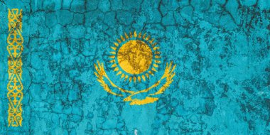 Eski duvarın arka planında Kazakistan Ulusal bayrağı, soyma boya ile kaplıdır. Ülke, ulus ve vatanseverlik sembolü kavramı