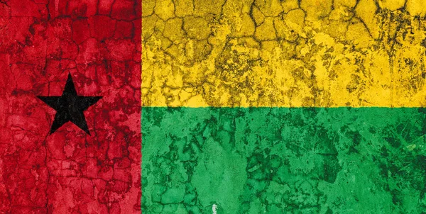 Государственный Флаг Гвинеи Бисай Фоне Старой Стены Покрытой Пилинговой Краской — стоковое фото