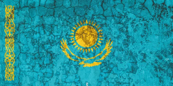 Государственный Флаг Казахстана Фоне Старой Стены Покрытой Пилинговой Краской Символ — стоковое фото