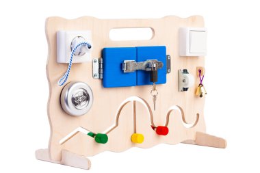 Ahşap çevre dostu meşguliyet tahtası - çocuklar için eğitici bir oyuncak, beyaz izole edilmiş arka planda bebekler, el feneri, anahtar, boncuk, labirent, anahtarlı bir kilit, silindir, çan, rosette.