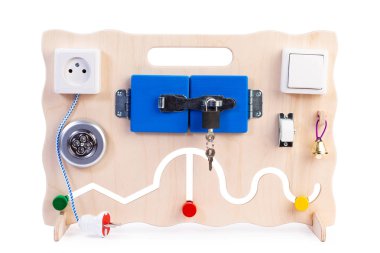 Ahşap çevre dostu meşguliyet tahtası - çocuklar için eğitici bir oyuncak, beyaz izole edilmiş arka planda bebekler, el feneri, anahtar, boncuk, labirent, anahtarlı bir kilit, silindir, çan, rosette.