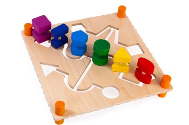 Ahşap meşgul tahta üzerinde çok renkli bulmacalar ile bir labirent yakın çekim- çocuklar için eğitim oyuncak, beyaz izole arka plan üzerinde bebekler. Çocukları eğlendiren ve dinlenen ebeveynler için bir oyuncak