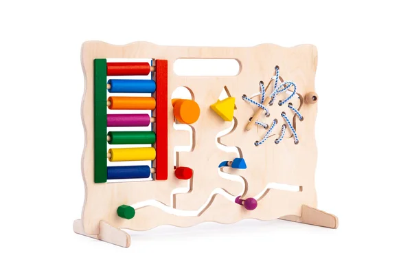木製の環境に優しい忙しいボード 子供のための教育用おもちゃ 多色の木製パズルピース ソーターで構成される白い隔離された背景の赤ちゃん — ストック写真