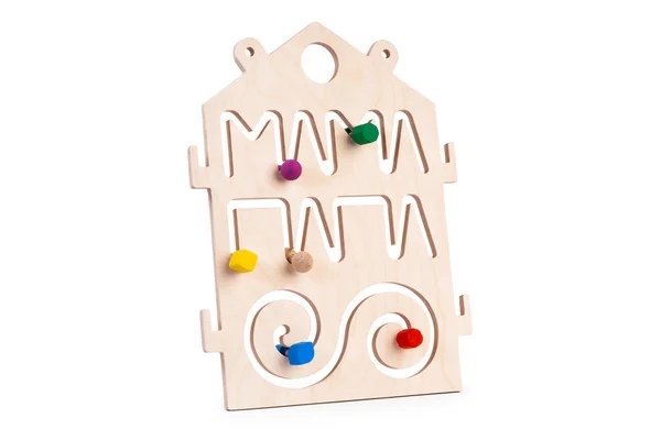 一个迷宫的特写 在一个木制忙碌的木板上 为孩子们 在白色孤立的背景的婴儿 五颜六色的谜题的特写 娱乐儿童和休息父母的玩具 — 图库照片