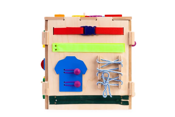 木制生态友好型忙碌板立方体 儿童教育玩具 白色孤立背景下的婴儿 由多种颜色的木制拼图 分拣器组成 — 图库照片