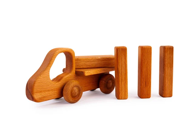 一辆木制汽车卡车的照片 车上装有小木长方形 在白色隔离背景上用山毛毛做成 — 图库照片