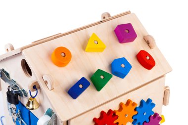 Geometrik şekiller (dikdörtgen, kare, çember, üçgen) şeklinde küçük ahşap detayları olan tahta oyuncak çocuk ayırıcısının resmi, beyaz izole bir arkaplanda farklı renklerde.