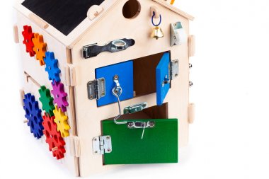 Ahşap çevre dostu işlek pansiyon - çocuklar için eğitici oyuncak, beyaz izole edilmiş arka planda bebekler, anahtar, ahşap yapboz parçaları, labirent, silindir, silindir, silindir gibi çok renkli kilitlerden oluşan.