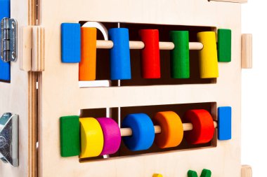 Ahşap meşgul tahta üzerinde çok renkli bulmacalar ile bir labirent yakın çekim- çocuklar için eğitim oyuncak, beyaz izole arka plan üzerinde bebekler. Çocukları eğlendiren ve dinlenen ebeveynler için bir oyuncak