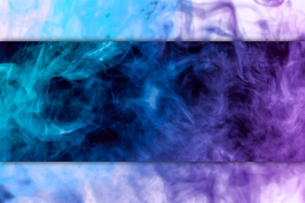 배경에 분홍색과 파란색 연기가 어두운 배경에 연기의 움직임을 — 스톡 사진