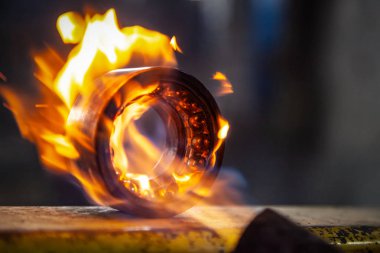 Yakın çekim erkek kaynakçı bir gaz brülörü kullanarak metal kaynak. İşçi bir atölyede metal parçalar için gaz brülör kullanımı.