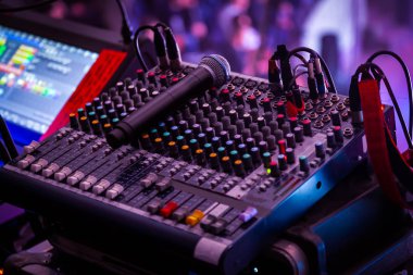 Gece kulübü, gece hayatı ve tiyatro hayatı kavramı. Bir konserde profesyonel karıştırma konsolu. Ses mühendisi için uzaktan kumanda. Etkinlikte ses yapımcısının iş yeri