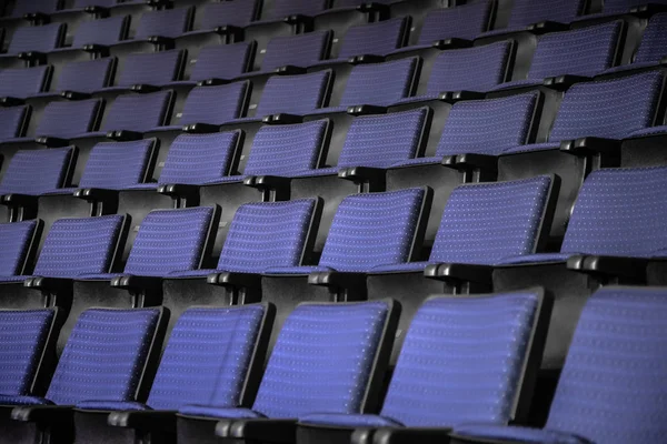 극장이나 영화관에서 편안한 파란색 의자의 행계단에서 파란색 좌석의 — 스톡 사진