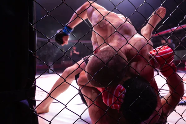 Close Lutador Profissional Mma Forte Segurando Rival Golpeando Durante Uma — Fotografia de Stock