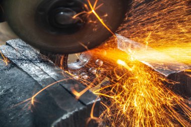 Close-up taşıyan metal El Daire testere ile parlak yanıp söner bir oto tamircisi için arka plan araçları farklı yönlerde uçan testere bir adam. Otomatik mekanik çalışmalarını.