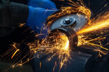 Close-up taşıyan metal El Daire testere ile parlak yanıp söner bir oto tamircisi için arka plan araçları farklı yönlerde uçan testere bir adam. Otomatik mekanik çalışmalarını.