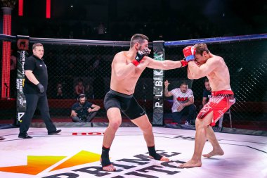 Novosibirsk, Rusya - 19 Nisan 2019: Mma Boxers dövüşçüleri salonu, sirkteki ring sekizgenlerinde kuralsız kavgalar yapıyor. Mma sürümüne göre kuralsız dövüşler