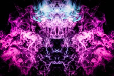 Bir kafatası, canavar, siyah izole arka plan üzerinde ejderha şeklinde mavi, pembe ve mor kalın renkli duman. Vape dumanından arka plan. Serin t-shirt için Mocap