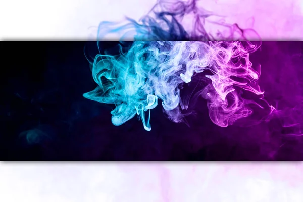 爆炸的冻结抽象运动烟雾多色蓝色和粉红色在黑色和白色背景 从瓦普的烟雾的背景 — 图库照片