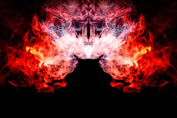浓浓的红色和蓝色烟雾以头骨的形式出现 龙在黑色孤立背景上 背景从烟雾的迷幻 酷T恤的莫卡普 — 图库照片