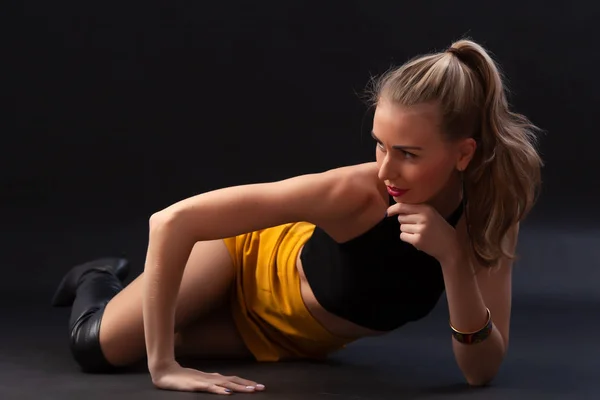 Młoda Seksowna Blondynka Efektownym Makijażem Ubrana Czarną Skórzaną Kurtkę Czarną — Zdjęcie stockowe