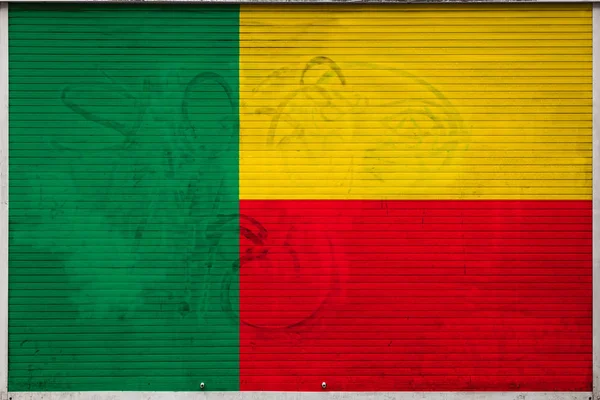 ベナンの国旗を持つ古い金属壁のクローズアップ ベナンの輸出入 商品の保管 商品の国内配送の概念 グランジ スタイルのフラグ — ストック写真