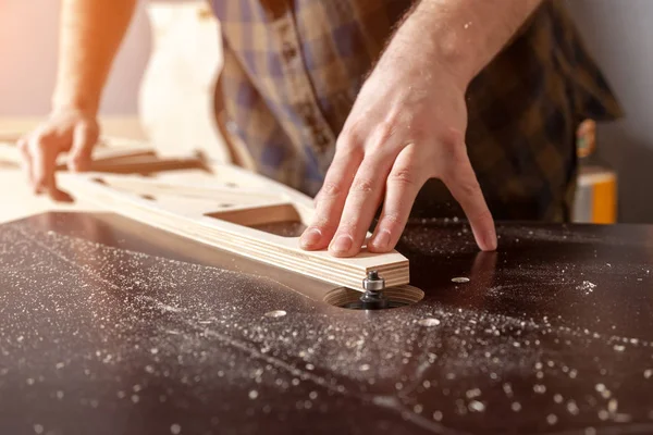 Ein Junger Tischlermeister Arbeitskleidung Gleicht Einer Holzstange Mit Fräsmaschine Der — Stockfoto