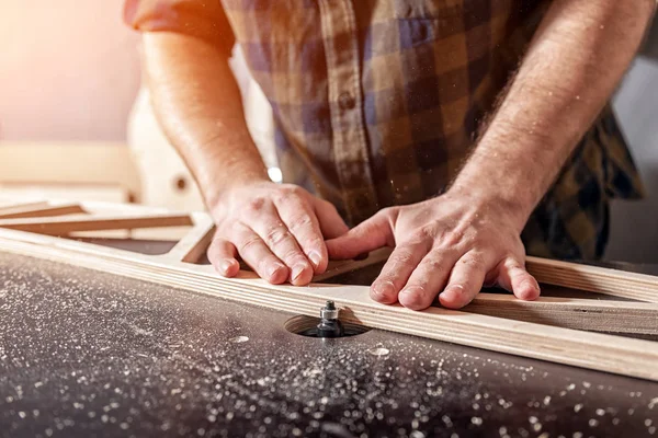 Ein Junger Mann Tischler Arbeitskleidung Der Der Werkstatt Eine Holzplatte — Stockfoto