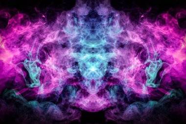 Bir kafatası, canavar, siyah izole arka plan üzerinde ejderha şeklinde mavi, pembe ve mor kalın renkli duman. Vape dumanından arka plan. Serin t-shirt için Mocap