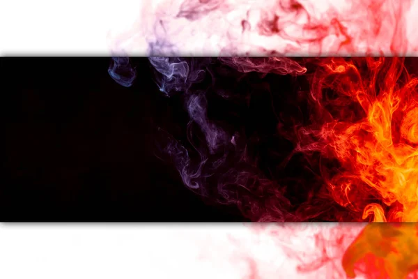 クローズ アップ旋回赤と青黒分離比較上の煙 — ストック写真