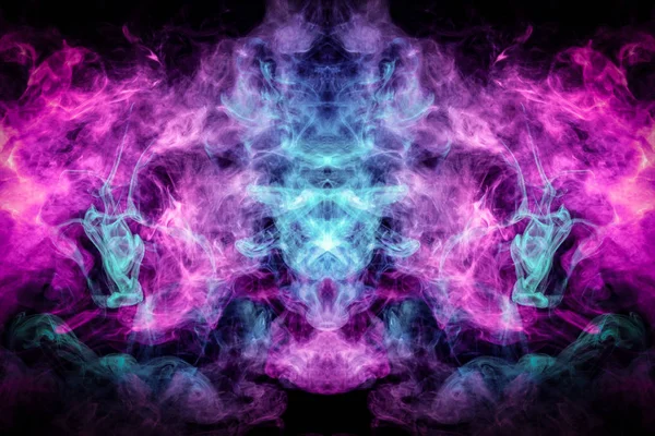 浓浓的五颜六色的烟雾以蓝色 粉红色和紫色为形 以头骨 龙的黑色隔离背景 背景从烟雾的迷幻 酷T恤的莫卡普 — 图库照片