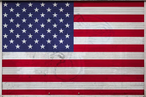 宇佐の国旗を持つ古い金属壁のクローズアップ 米国の輸出入 商品の保管 商品の国内配送の概念 グランジ スタイルのフラグ — ストック写真