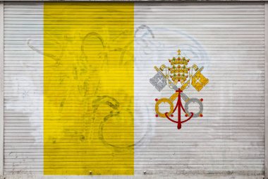 Vatikan'ın ulusal bayrağı olan eski metal duvarın yakın çekim. Vatikan ihracat-ithalat, malların depolanması ve malların ulusal teslimat kavramı. Grunge tarzında bayrak