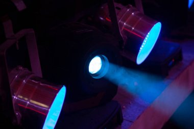 Çok renkli aydınlatma ekipmanları ile tiyatro sahnesinin tavan. Sahne aydınlatması. Sirkteki mavi projektörler. Bir gösteri sırasında sahnede ki sahne spotlarından gelen çok renkli ışık ışınları.