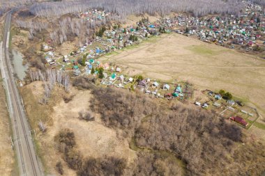 Üstten görünüm küçük evleri,, yeşil orman ve bir sıcak güneşli yaz günü büyük bir alanda büyük bir köy. Helikopter dron vurdu