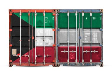 Kuveyt ihracat-ithalat ve malların ulusal teslimat kavramı. Beyaz izole arka plan üzerinde Kuveyt ulusal bayrağı ile konteyner yakın çekim.