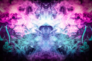 Bir kafatası, canavar, siyah izole arka plan üzerinde ejderha şeklinde mavi, pembe ve mor kalın renkli duman. Vape dumanından arka plan. Serin t-shirt için Mocap