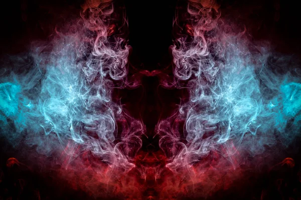 頭蓋骨 モンスター 孤立した黒地に龍の形の色を青と赤の濃い色とりどりの煙 煙のアークの背景 モーション キャプチャはクールな シャツ — ストック写真