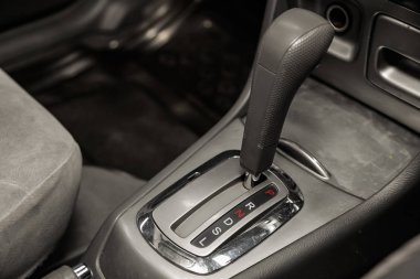 Novosibirsk, Rusya - 06 Mayıs 2019: Honda Fit Aria, hızlandırıcı kolu ve düğmeleri yakın çekim. Novosibirsk bir otoparkta modern bir araba Fotoğraf