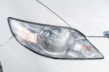 Novosibirsk, Rusya - 06 Mayıs 2019: Honda Fit Aria, farların yakın çekim. Novosibirs bir otoparkta modern bir araba Fotoğraf