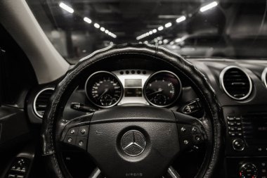 Novosibirsk, Rusya - 06 Mayıs 2019: Mercedes Ml sınıfı, gösterge panelinin yakın çekim, hız göstergesi, takometre ve direksiyon. Novosibirs bir otoparkta modern bir araba Fotoğraf