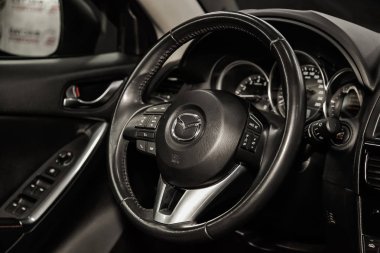 Novosibirsk, Rusya - 06 Mayıs 2019: Mazda Cx-5, gösterge panelinin yakın çekim, hız göstergesi, takometre ve direksiyon. Novosibirs bir otoparkta modern bir araba Fotoğraf