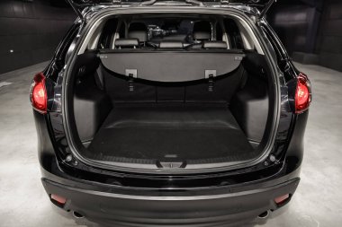 Novosibirsk, Rusya - 06 Mayıs 2019: Mazda Cx-5, bagaj botunun yakın çekim, ön görünüm. Novosibirs bir otoparkta modern bir araba Fotoğraf