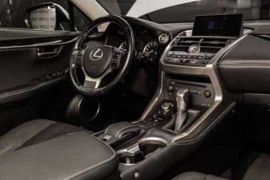 Novosibirsk, Rusya - 06 Mayıs 2019: Lexus Nx 200,pano, hız göstergesi, takometre, koltuk ve direksiyon simidi yakın çekim. Novosibirs bir otoparkta modern bir araba Fotoğraf