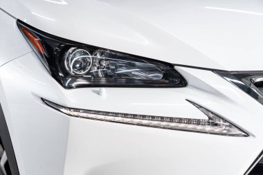 Novosibirsk, Rusya - 06 Mayıs 2019: Lexus Nx 200,farların yakın çekim. Novosibirs bir otoparkta modern bir araba Fotoğraf