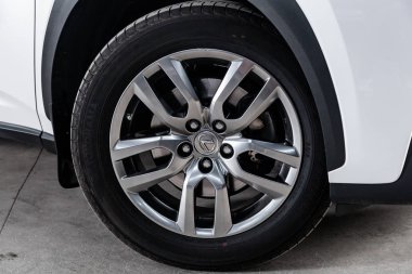 Novosibirsk, Rusya - 06 Mayıs 2019: Lexus Nx 200,yakın çekim tekerleği. Novosibirs bir otoparkta modern bir araba Fotoğraf